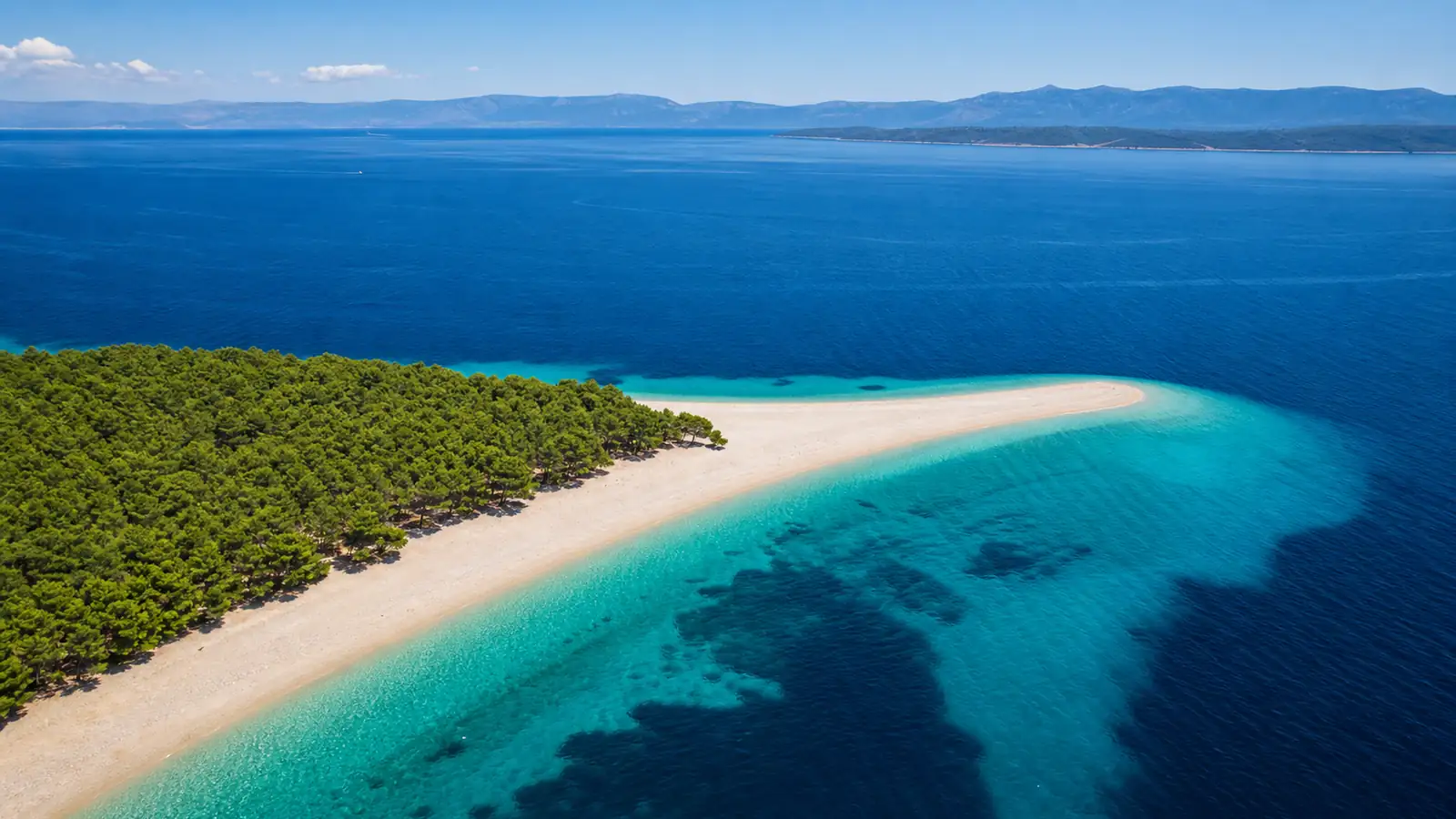 Der Strand Zlatni Rat bei Bol auf der Insel Brač aus der Luft