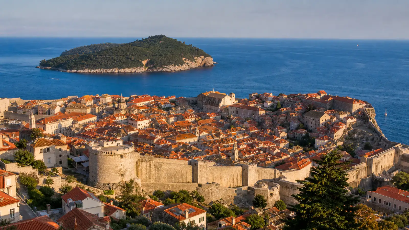 Die ummauerte Altstadt von Dubrovnik mit ihren Ziegeldächern von oben