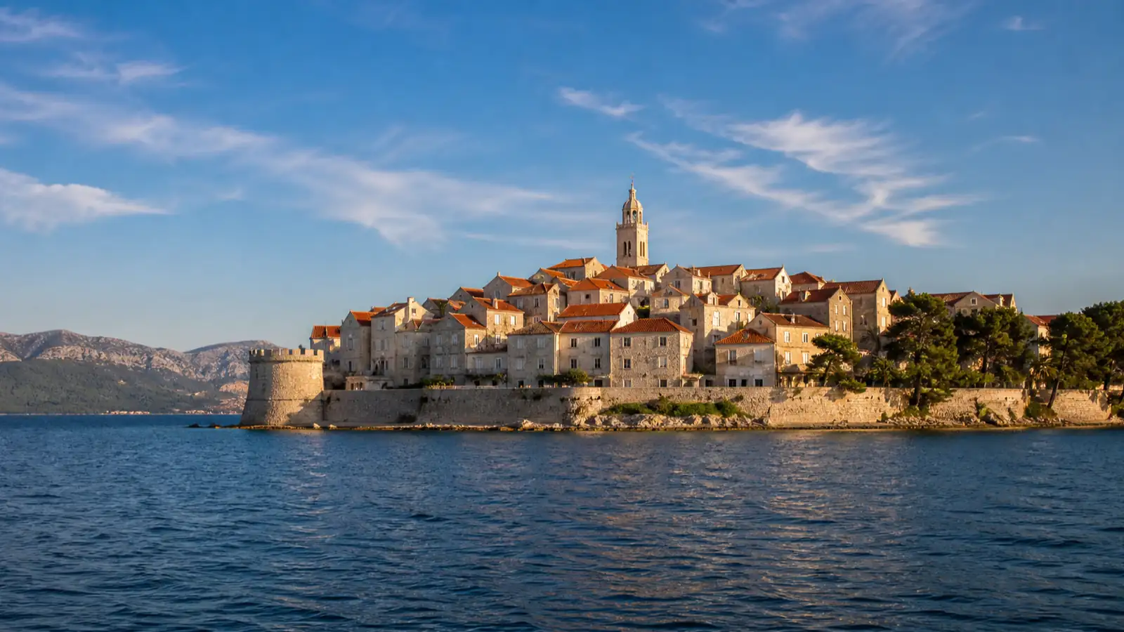 Die ummauerte Altstadt von Korčula vom Wasser aus gesehen