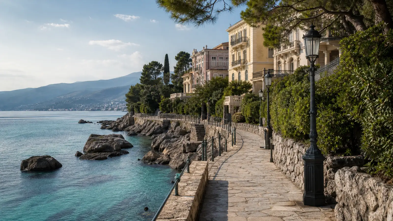 Der Lungomare in Opatija mit Laternen und Villen über der Kvarner Bucht