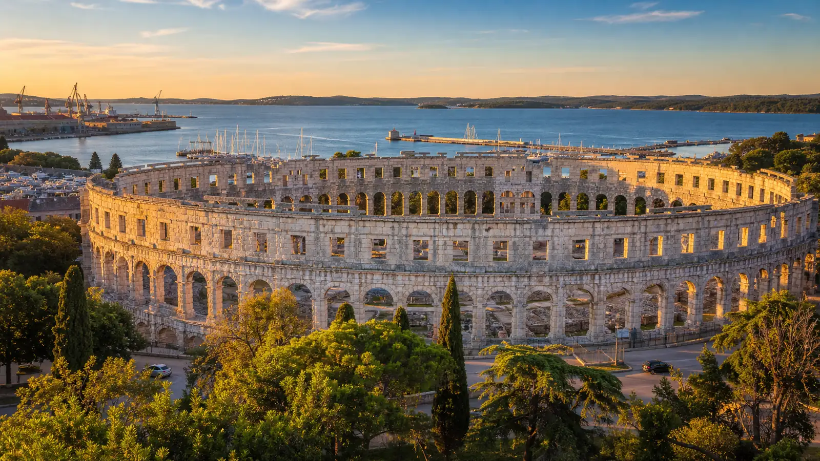 Das römische Amphitheater von Pula im Abendlicht