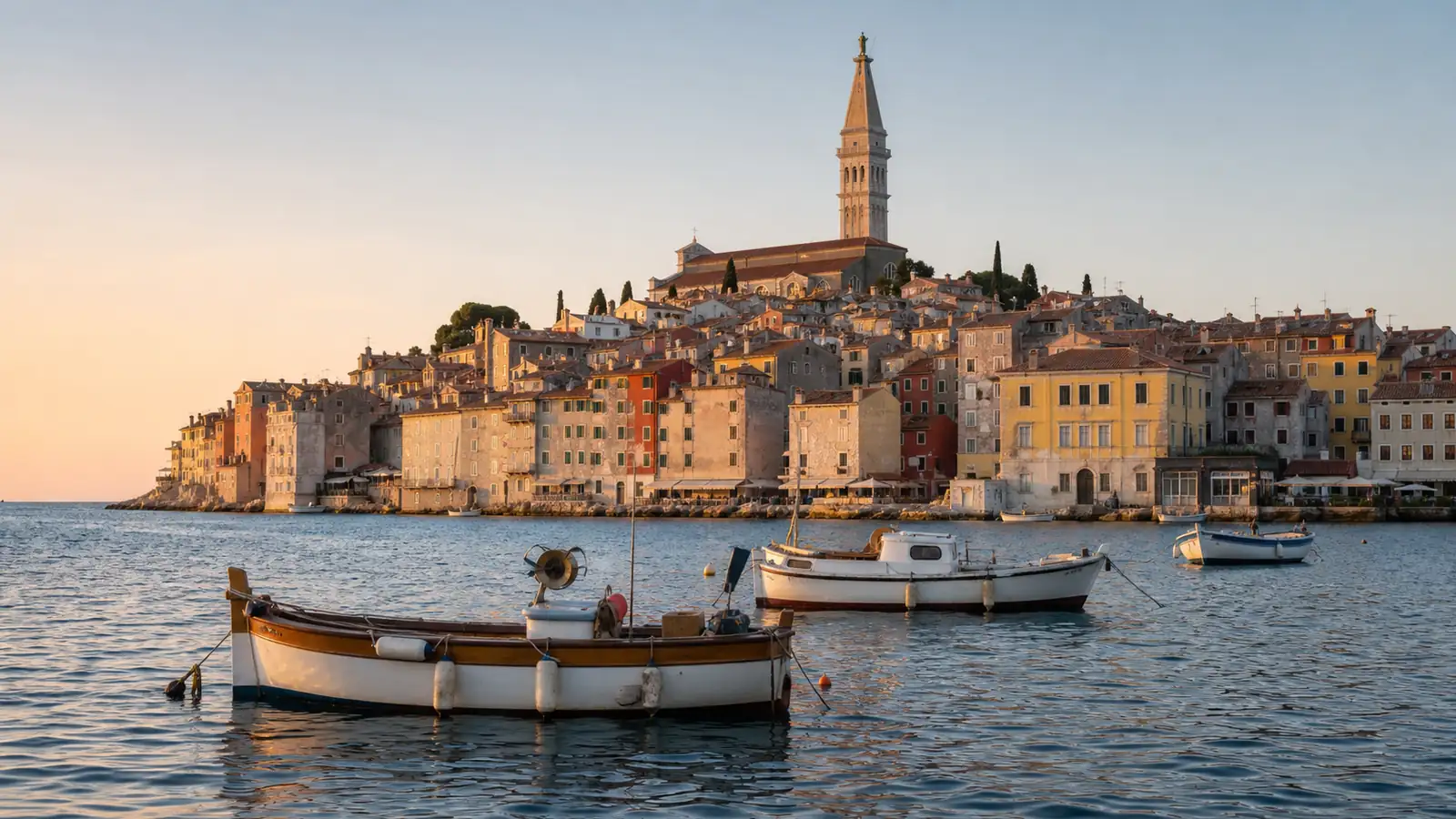 Die Altstadt von Rovinj mit dem Glockenturm der Heiligen Euphemia vom Wasser aus