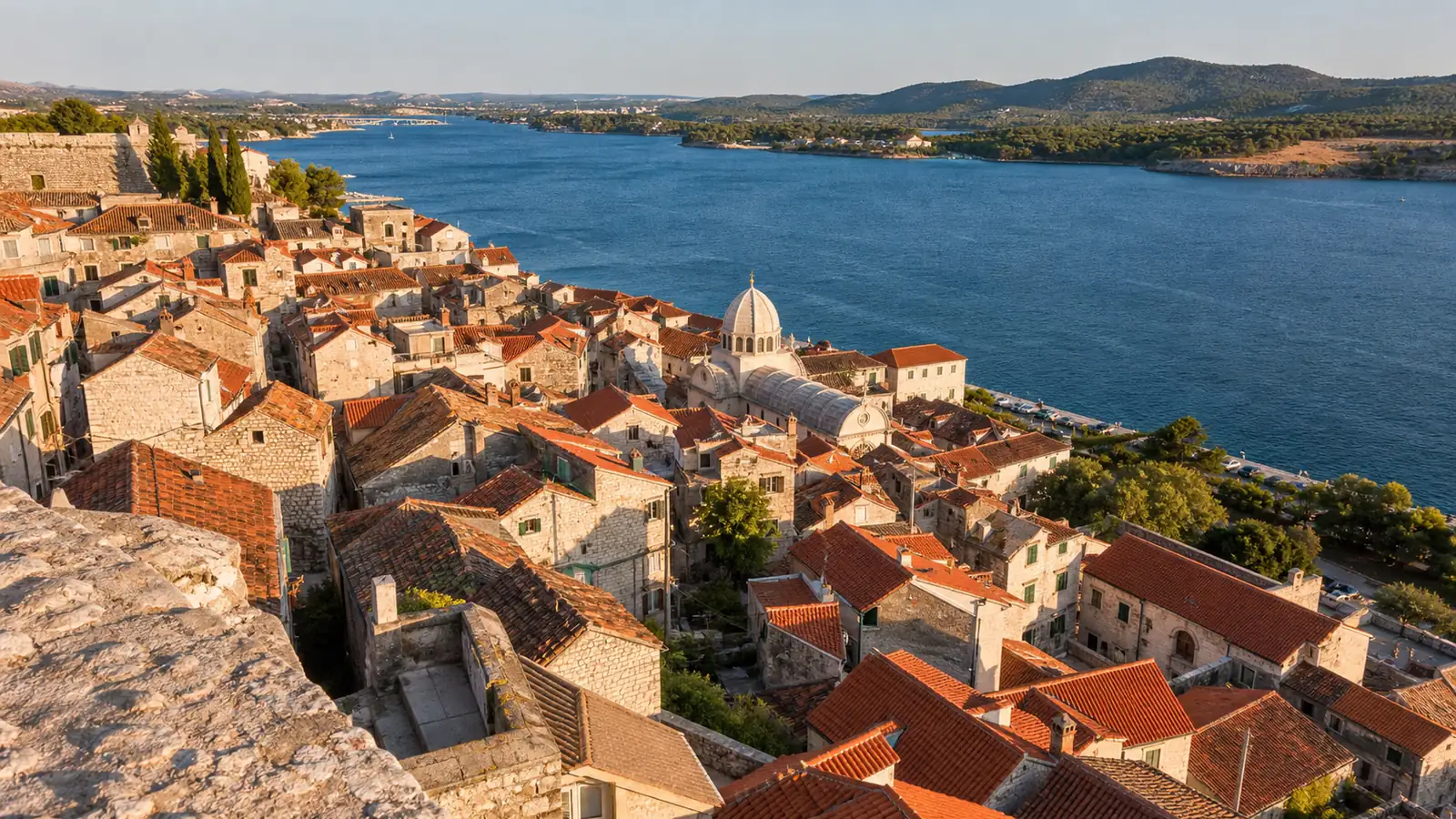Blick über die Dächer von Šibenik zur Kathedrale und zur Bucht