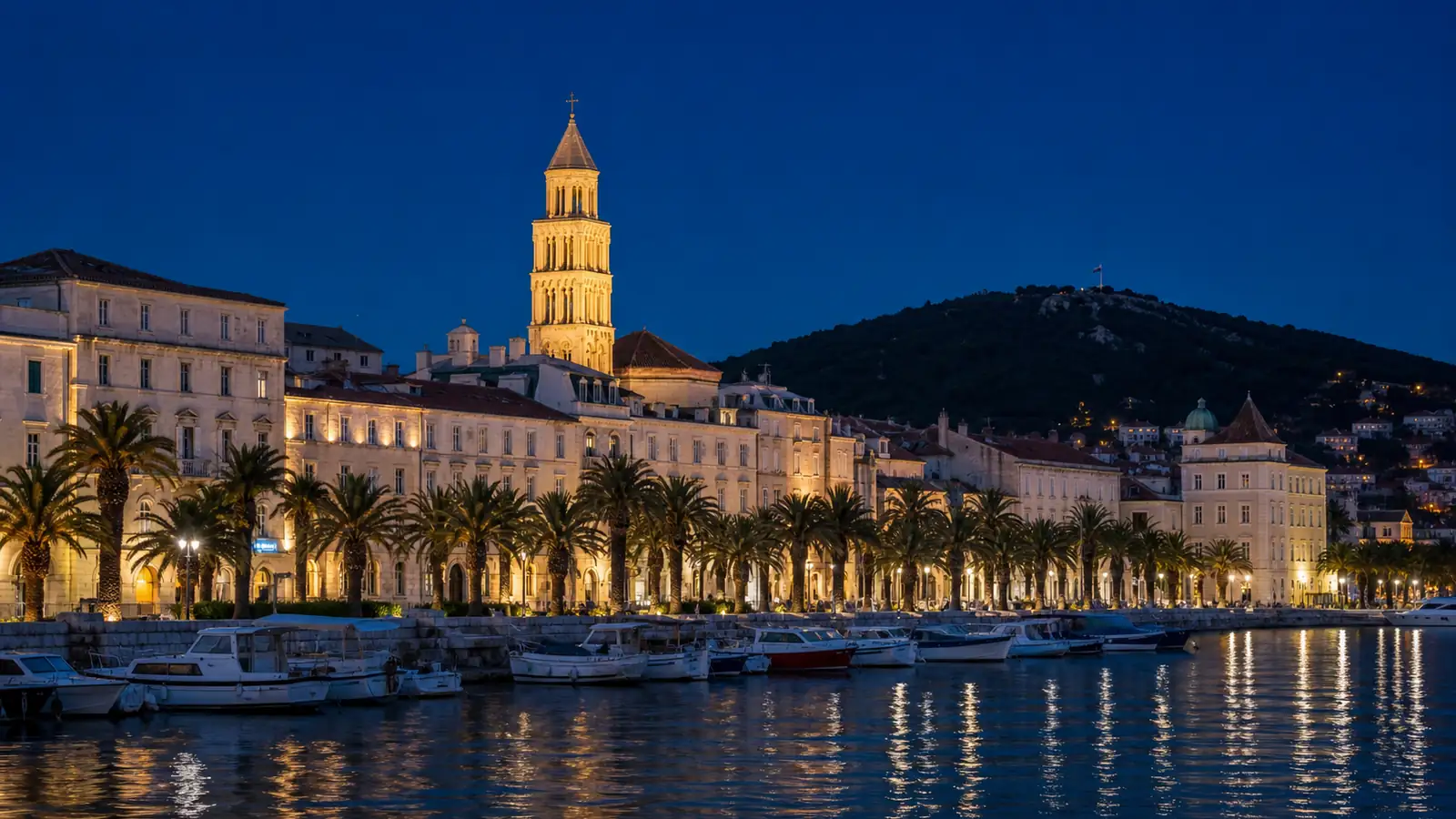 Die Riva von Split mit dem Diokletianpalast in der Abenddämmerung