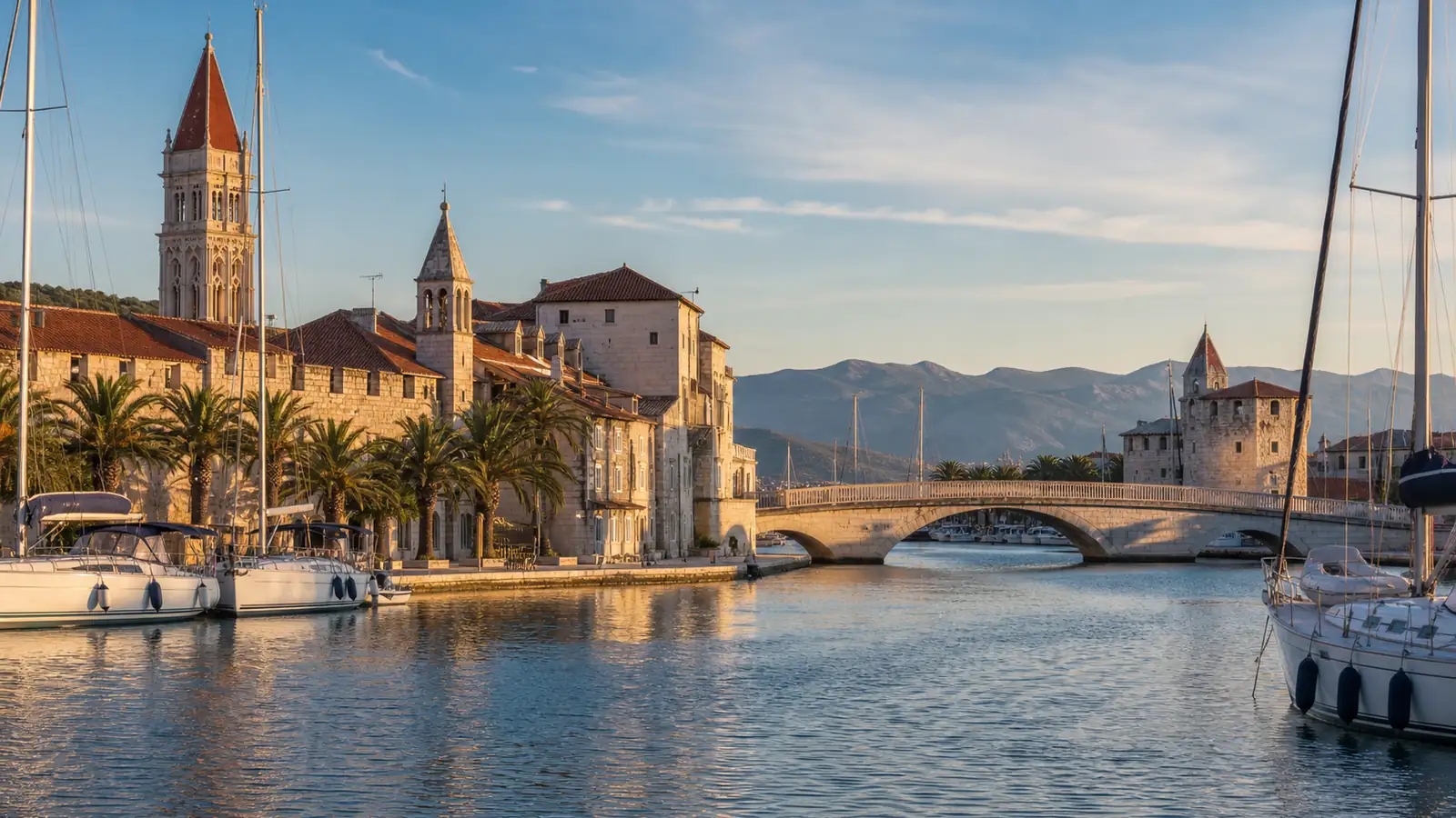 Die Inselaltstadt von Trogir mit Kathedrale und Uferpromenade