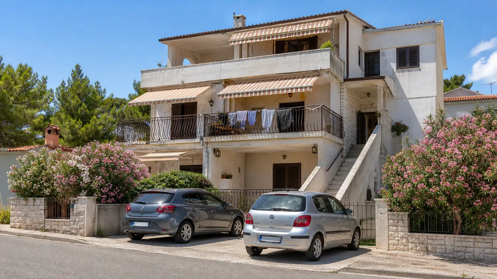 Typisches kroatisches Wohnhaus mit mehreren Balkonen und Ferienwohnungen