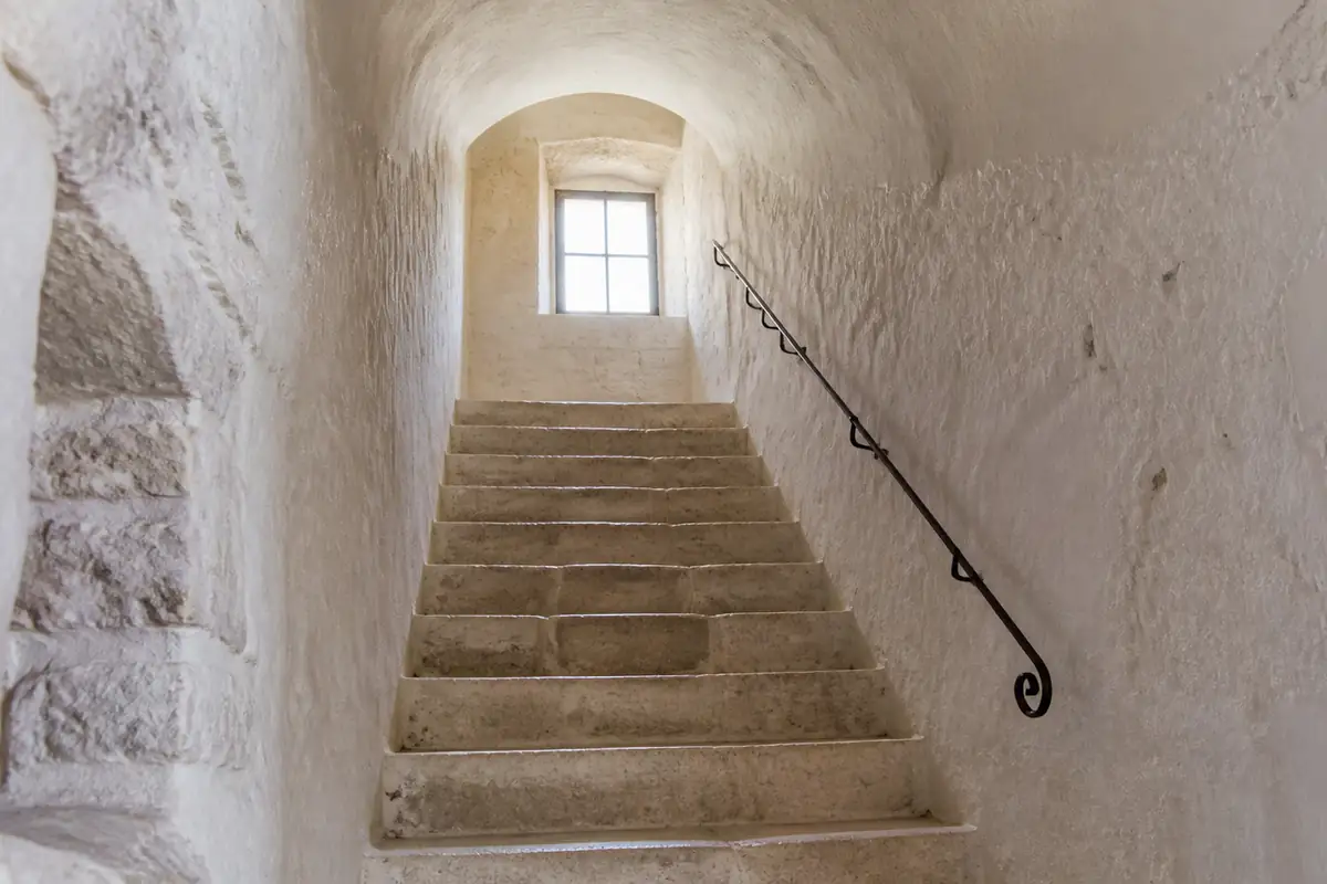 Schmale, steile Steintreppe im Inneren eines alten kroatischen Dorfhauses